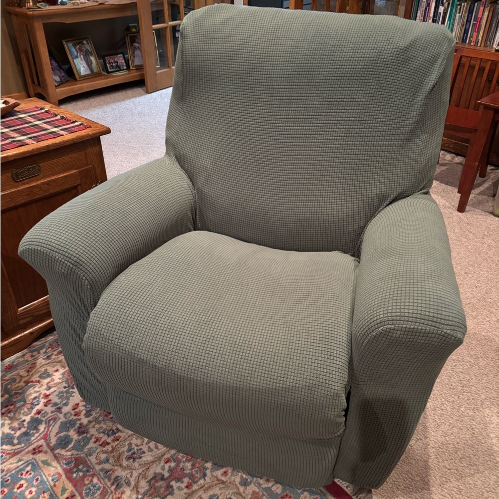 2–Green Recliner 1 piece Chair Covers. $30 both or $20 for one. - Picture 3 of 4